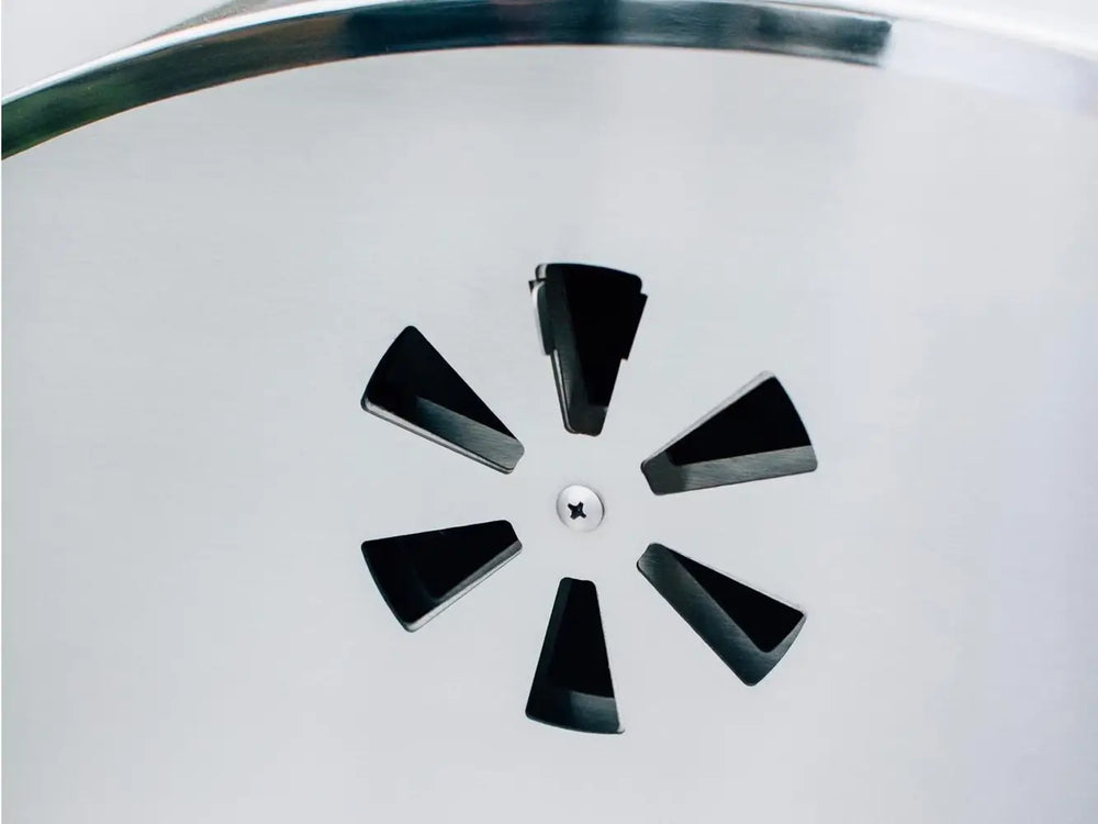 Adjustable air vent on stainless steel grill lid