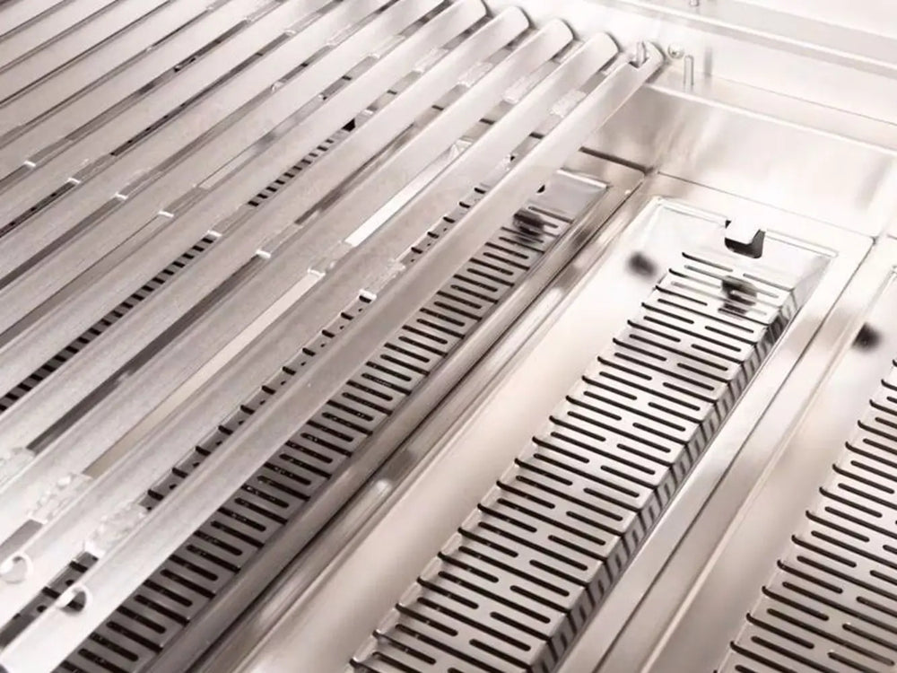 Flame tamers and cooking grates in luxury gas grill