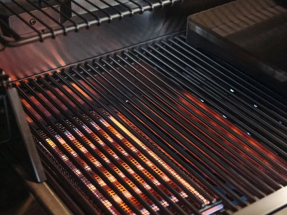 Infrared searing burner heating stainless steel grill grates