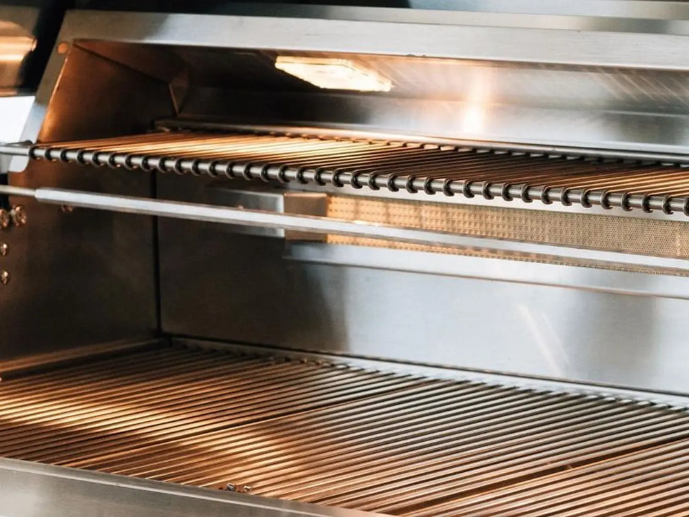 Warming rack above main cooking grates in gas grill