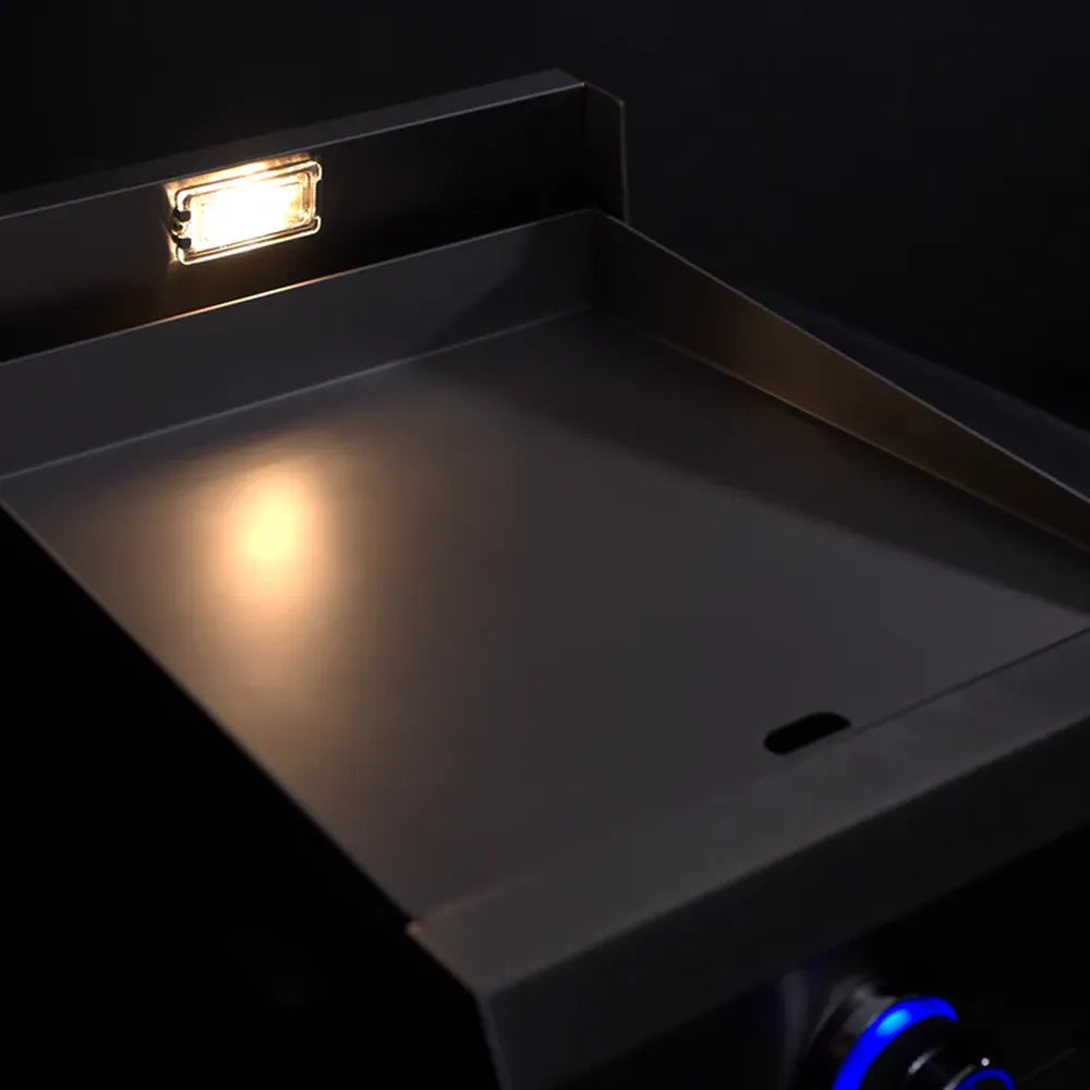 Close-up of Le Griddle OML40P3 3mm plate with built-in cooking surface light