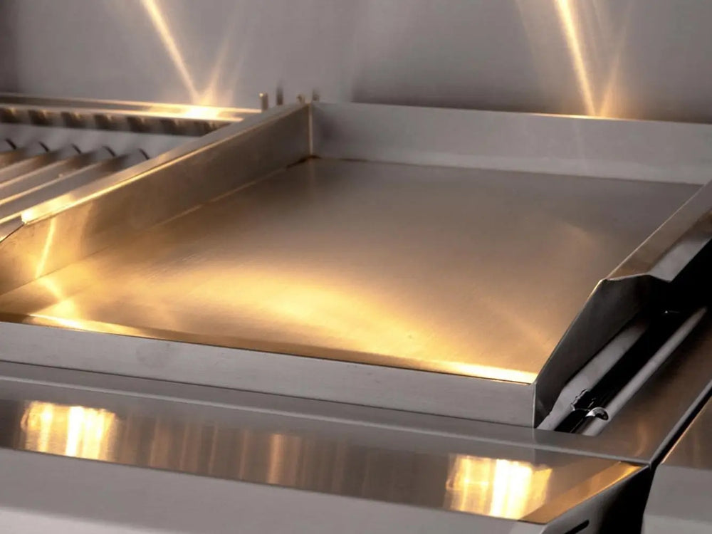 Built-in stainless steel griddle surface for outdoor cooking